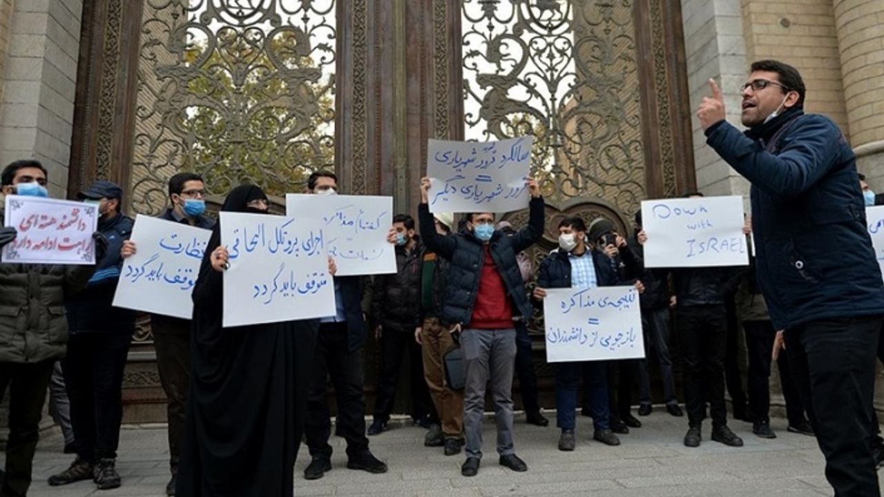 İranlı nükleer bilimcinin öldürülmesi Tahran'da protesto edildi