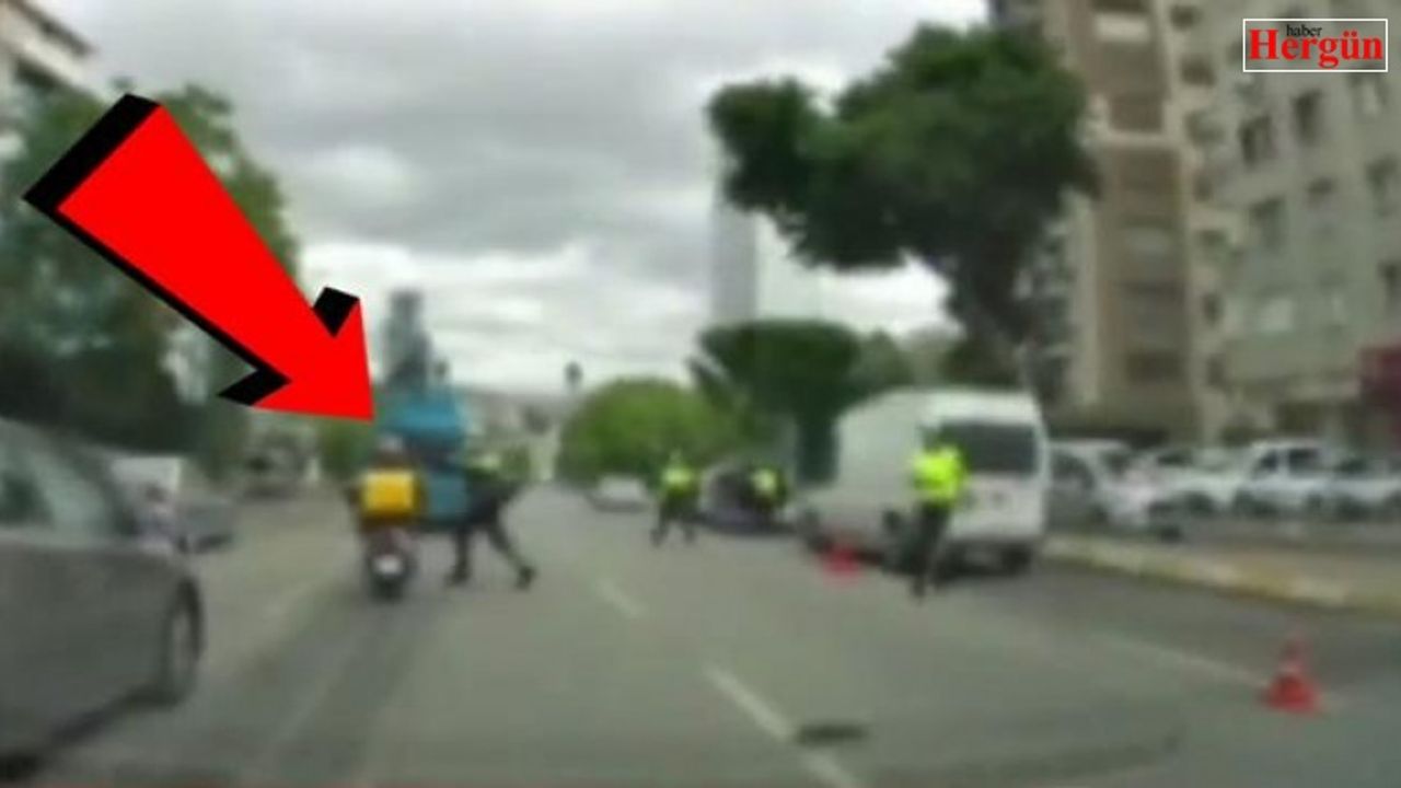 Polis seyir halindeki motosikletlinin kaskına vurdu!