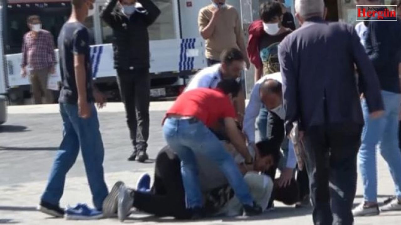 Tekme tokat dövdüğü genci kimse elinden alamadı!