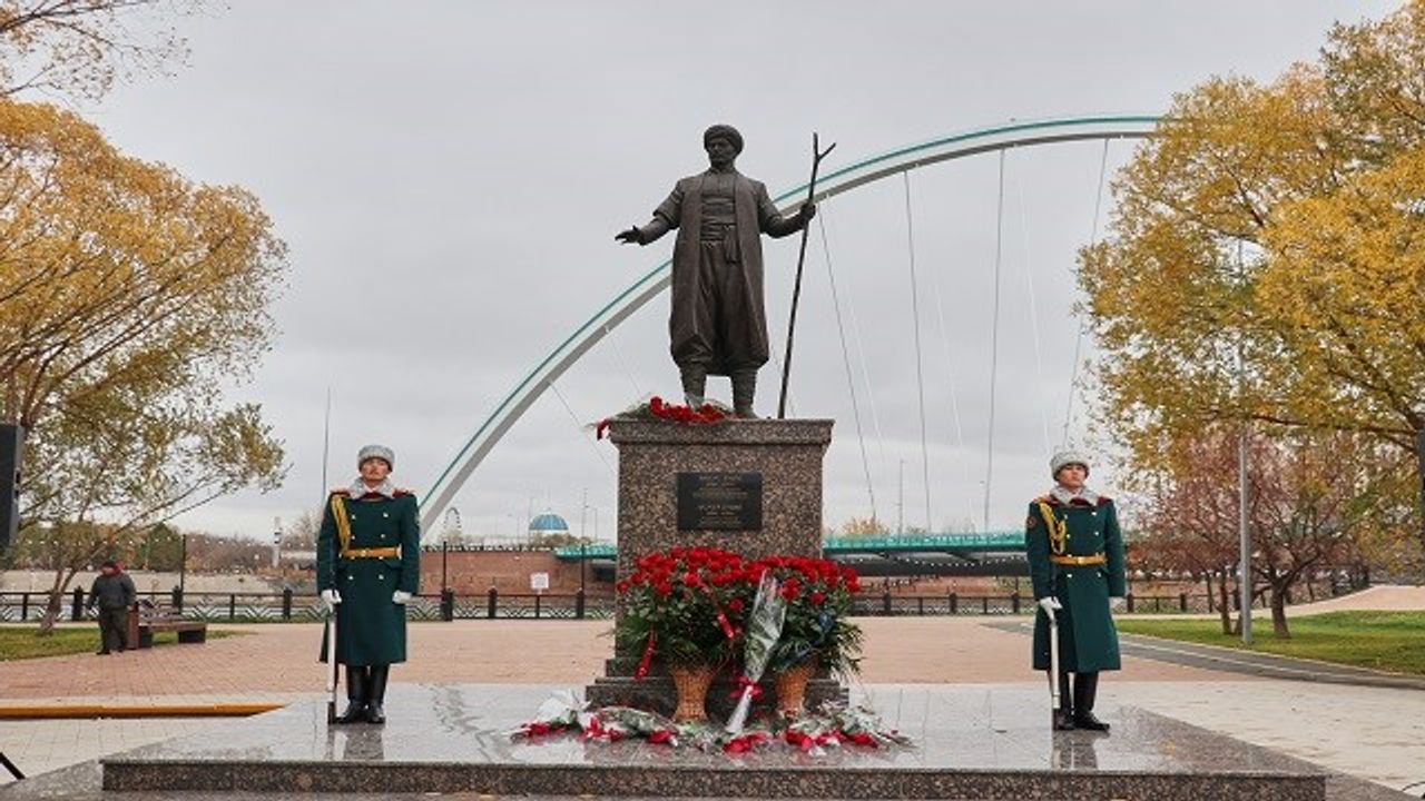 Kazakistan'da Yunus Emre Anıtı