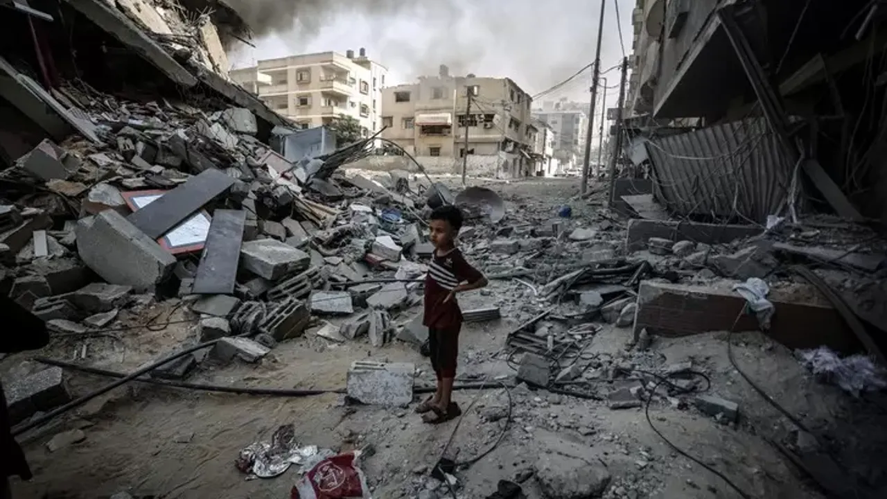 İsrail Gazze'deki mülteci kampını vurdu