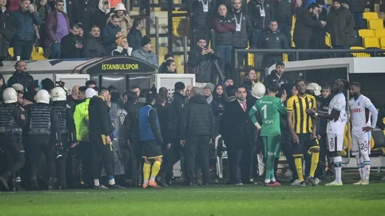 İstanbulspor başkanı Trabzonspor karşısında takımını sahadan çekti
