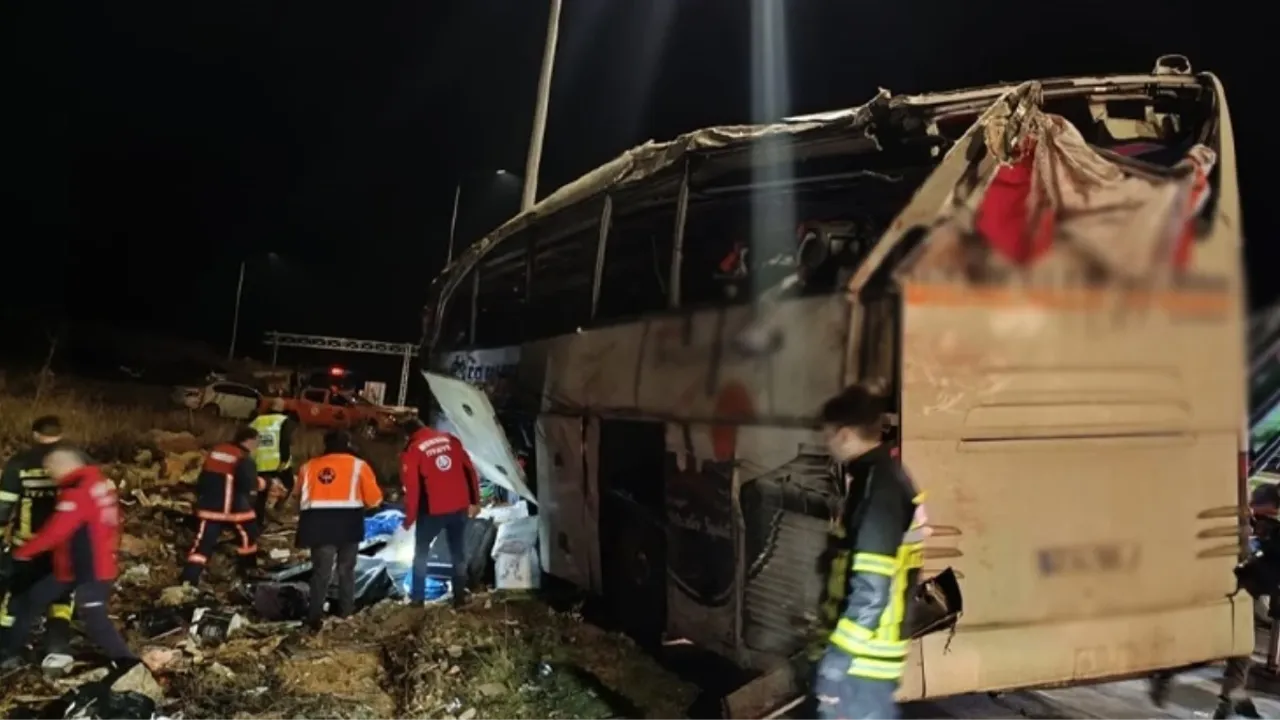 Mersin'de bariyerlere çarpan yolcu otobüsü takla attı! 9 ölü...