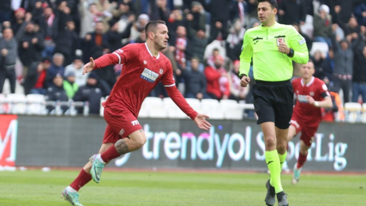 Beşiktaş, Sivasspor'a deplasmanda 1-0 yenildi