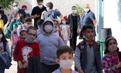 Ebeveynler dikkat! Birbirlerinin maskelerini takıyorlar