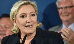 Fransa'da aşırı sağcı Le Pen'den "başörtüsü yasaklansın" çağrısı