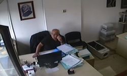 Deprem anında masasında telefonla konuşmayı sürdüren adamın görüntüleri şaşırtıyor