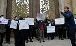 İranlı nükleer bilimcinin öldürülmesi Tahran'da protesto edildi