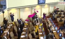 Milletvekilinden pembe pelerinle yasa tasarısı sevinci