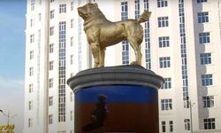 Türkmenistan lideri, başkente altın varaklı köpek heykeli diktirdi