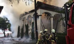 Üsküdar'daki yangında tarihi cami kullanılamaz hale geldi