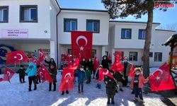 Anaokulu öğrencileri mahalle sakinlerine Türk bayrağı dağıttı