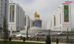 Berdimuhamedov, başkente köpeğinin heykelini dikti