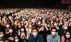 Sosyal mesafesiz konsere 5 bin kişi katıldı