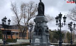 Rus çariçe II. Katerina anıtı çatlıyor