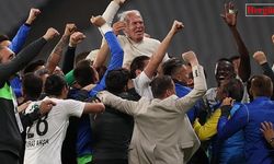Altay'ı Süper Lig'e çıkaran Mustafa Denizli geceye damga vurdu!
