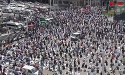 Taksim Camii'sine sığmayan kalabalık meydanı doldurdu!
