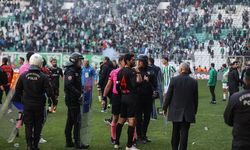 Bursaspor-Diyarbakırspor maçında futbolcular birbirine girdi