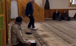 Sivas'ta skandal olay! Kur'an-ı Kerim'i önce öptü ardından ayağı ile ezdi