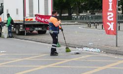 İşçi Bayramı için toplanan kalabalığın pisliğini 1 Mayıs’ta temizlik işçileri temizledi