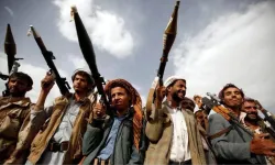 Husiler'den Yemen'de ABD'ye ait 2 gemiyi vurdu