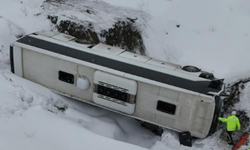 Erzincan'da yolcu otobüsü şarampole yuvarlandı!