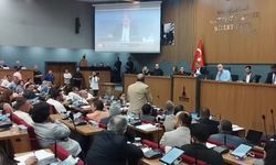 İzmir Büyükşehir Belediye Meclisinde AK Parti ve CHP'li üyeler arasında tartışma