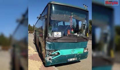 Freni boşalan otobüs seyir halindeki kamyonete çarptı: 1 yaralı