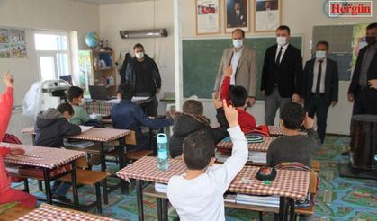 Kaymakam Türkmen, Çöltepe’de öğrencilerin heyecanına ortak oldu