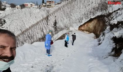Sağlık çalışanları 2 kilometre yürüyerek, yaşlı şahsa aşı uyguladı