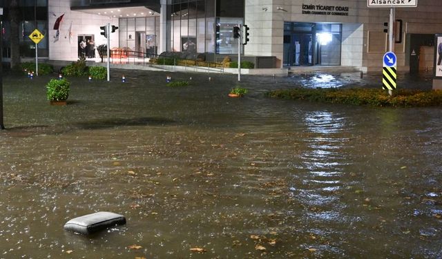 İzmir'de deniz taştı, caddeler nehre döndü