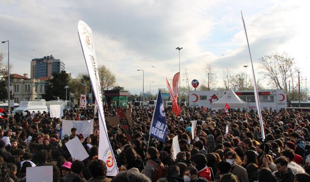 İstanbul'da "diplomasız Erdoğan" sloganı atan 5 genç gözaltına alındı