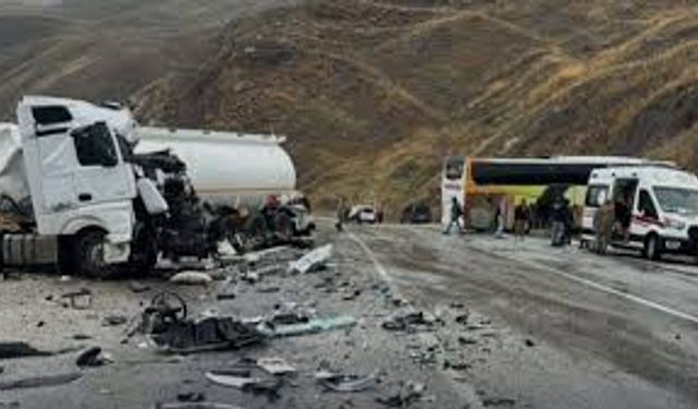 Van-Hakkari Karayolu’nda meydana gelen elim trafik kazasında çok sayıda ölü!