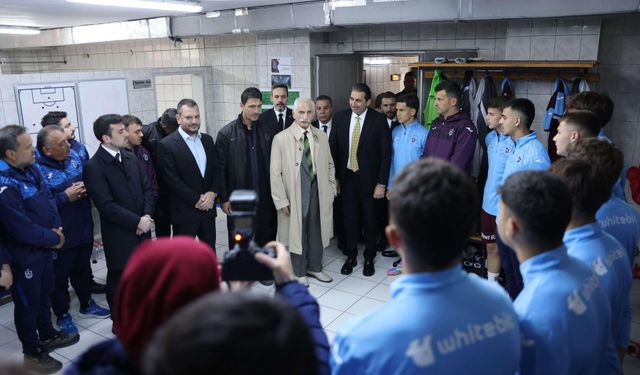Trabzonspor'un efsanesi eski başkan Ahmet Celal Ataman, U-19 Takımı'nı ziyaret etti