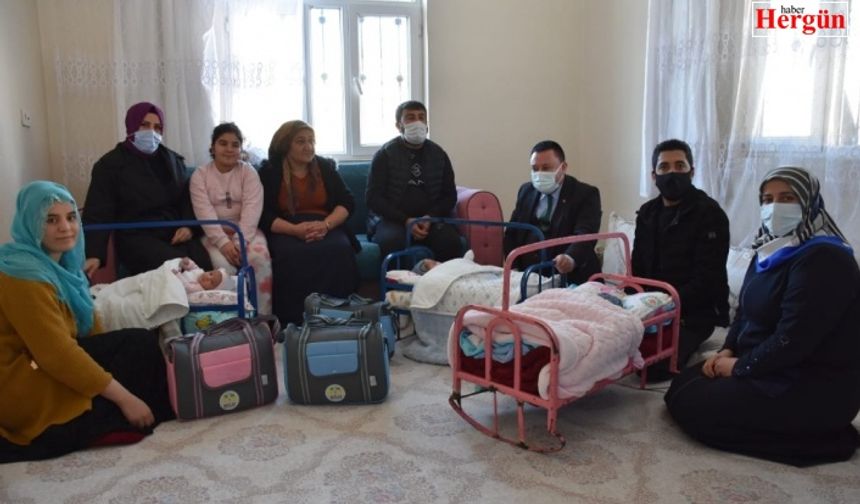 Başkan Beyoğlu’ndan üçüzleri olan aileye bebek çantası hediyesi