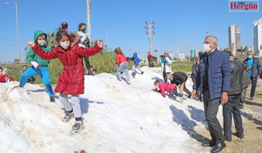 Mezitlili çocuklar, ayaklarına kadar gelen karda doyasıya eğlendi