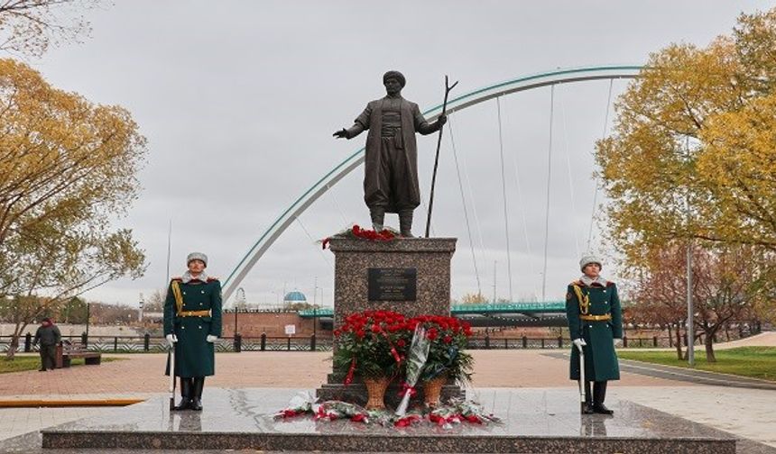 Kazakistan'da Yunus Emre Anıtı