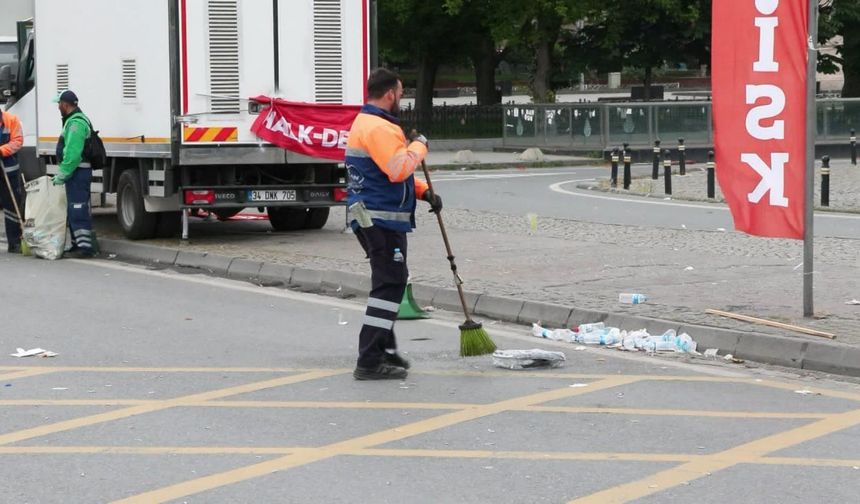 İşçi Bayramı için toplanan kalabalığın pisliğini 1 Mayıs’ta temizlik işçileri temizledi