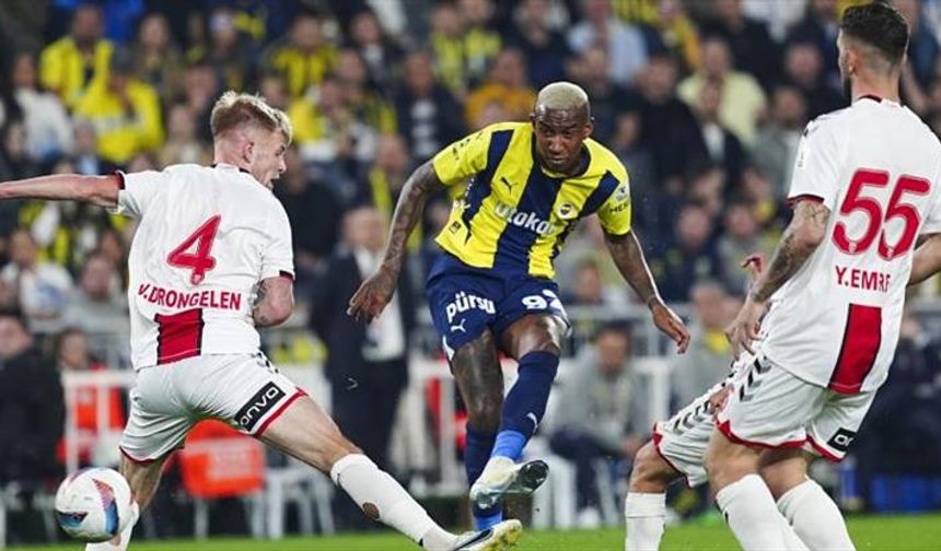Samsunspor 10 kişi kaldığı dev maçta Fenerbahçe'den puan almasını bildi