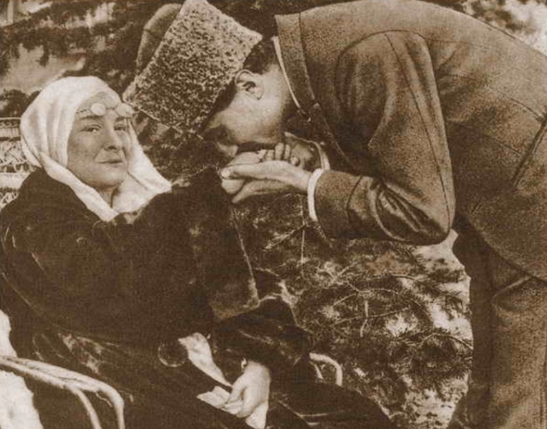 Türkiye Cumhuriyeti'nin kurucu lideri M. Kemal Atatürk'ün annesi Zübeyde Hanım 101 yıl önce bugün hayatını kaybetti.

